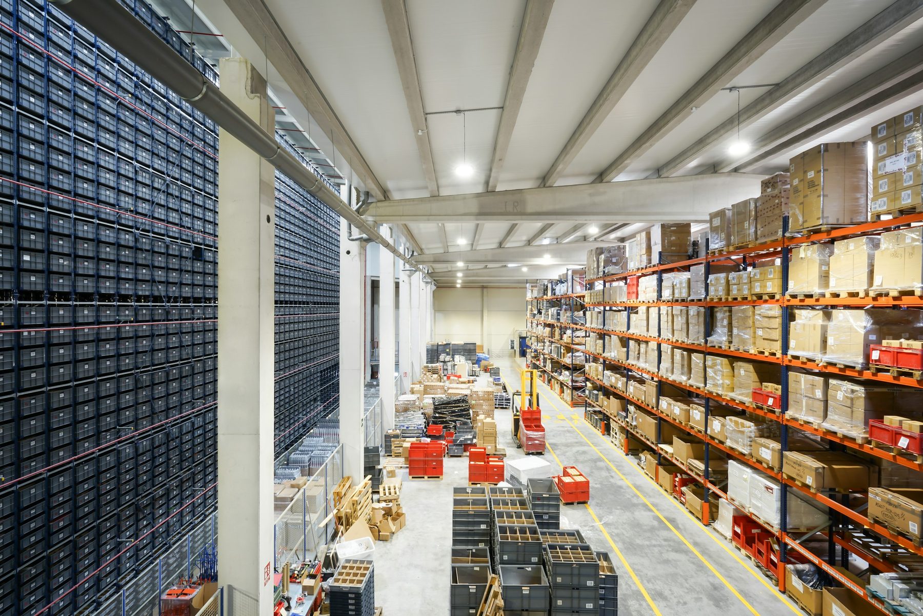 Interior de almacén logístico con estanterías y mercancía