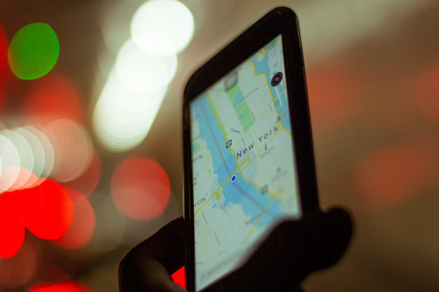 Dispositivo móvil mostrando un mapa de navegación GPS